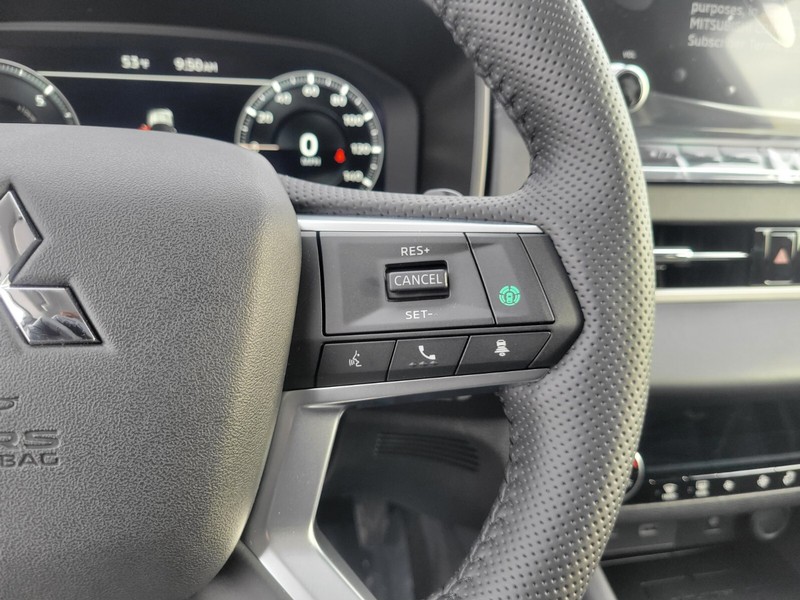 Mitsubishi Outlander Plug-In Hybrid Vehicle Full-screen Gallery Image 25