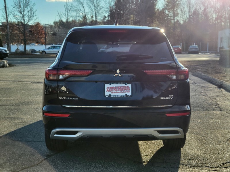 Mitsubishi Outlander Plug-In Hybrid Vehicle Full-screen Gallery Image 04