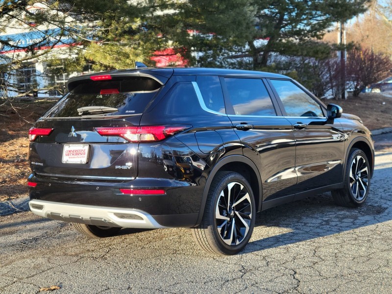 Mitsubishi Outlander Plug-In Hybrid Vehicle Full-screen Gallery Image 05