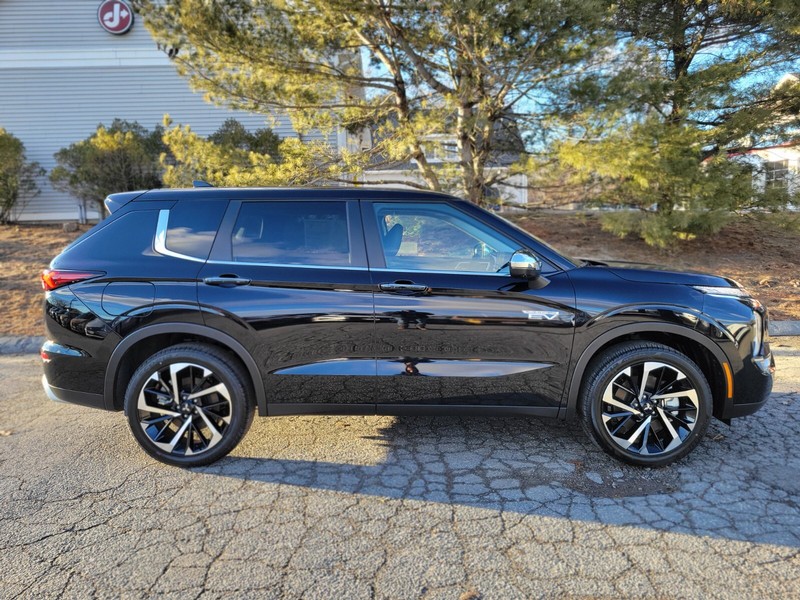 Mitsubishi Outlander Plug-In Hybrid Vehicle Full-screen Gallery Image 06