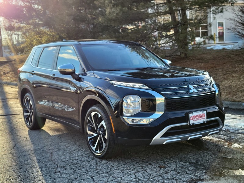 Mitsubishi Outlander Plug-In Hybrid Vehicle Full-screen Gallery Image 07