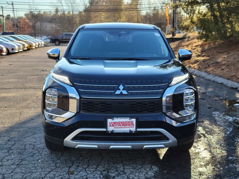 Mitsubishi Outlander Plug-In Hybrid Vehicle Full-screen Gallery Image 08