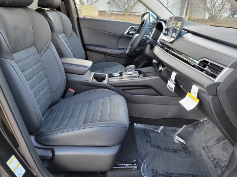 Mitsubishi Outlander Plug-In Hybrid Vehicle Full-screen Gallery Image 09