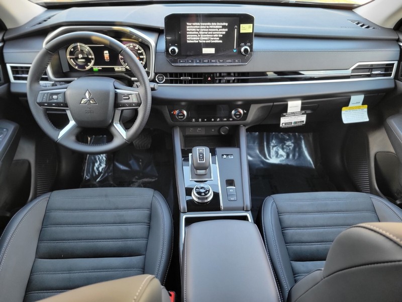 Mitsubishi Outlander Plug-In Hybrid Vehicle Full-screen Gallery Image 10