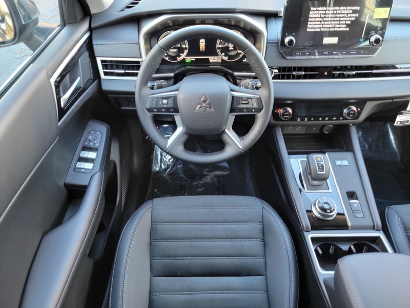 Mitsubishi Outlander Plug-In Hybrid Vehicle Full-screen Gallery Image 11