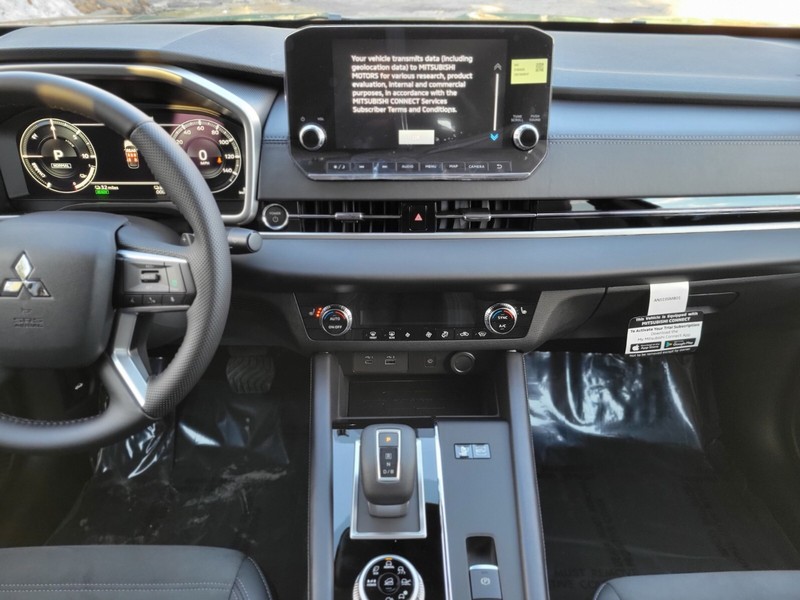 Mitsubishi Outlander Plug-In Hybrid Vehicle Full-screen Gallery Image 12