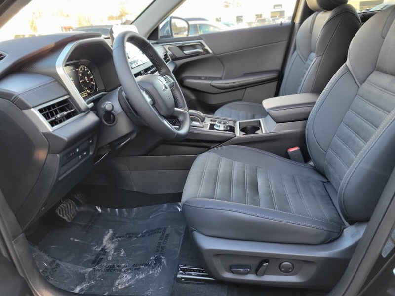 Mitsubishi Outlander Plug-In Hybrid Vehicle Full-screen Gallery Image 15