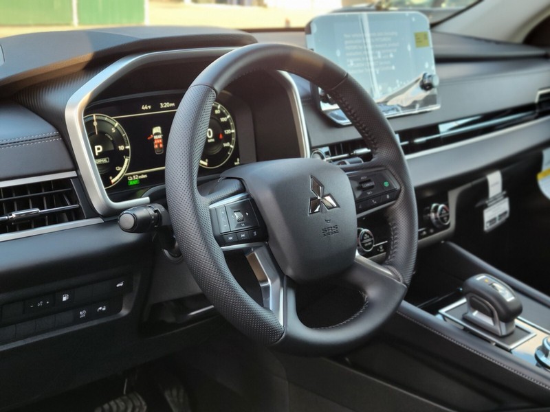 Mitsubishi Outlander Plug-In Hybrid Vehicle Full-screen Gallery Image 16