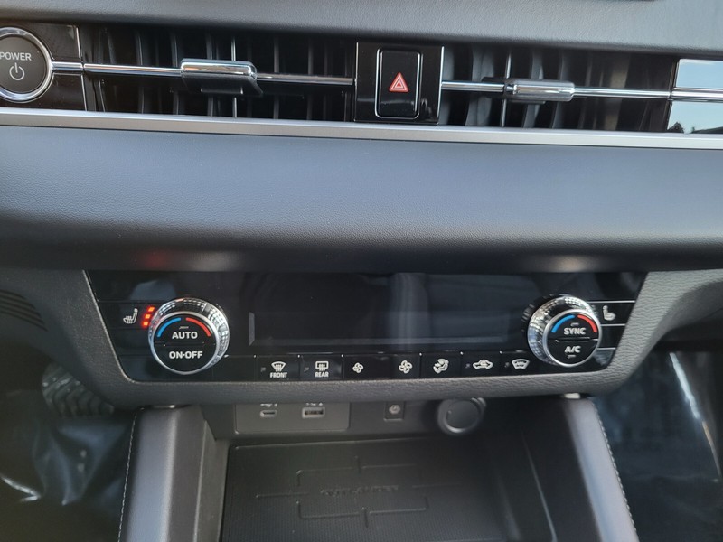 Mitsubishi Outlander Plug-In Hybrid Vehicle Full-screen Gallery Image 19