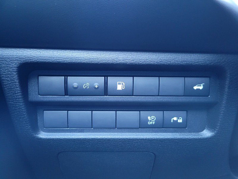 Mitsubishi Outlander Plug-In Hybrid Vehicle Full-screen Gallery Image 20