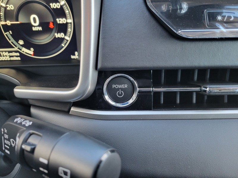 Mitsubishi Outlander Plug-In Hybrid Vehicle Full-screen Gallery Image 21