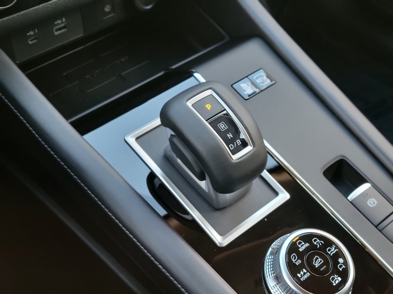 Mitsubishi Outlander Plug-In Hybrid Vehicle Full-screen Gallery Image 22