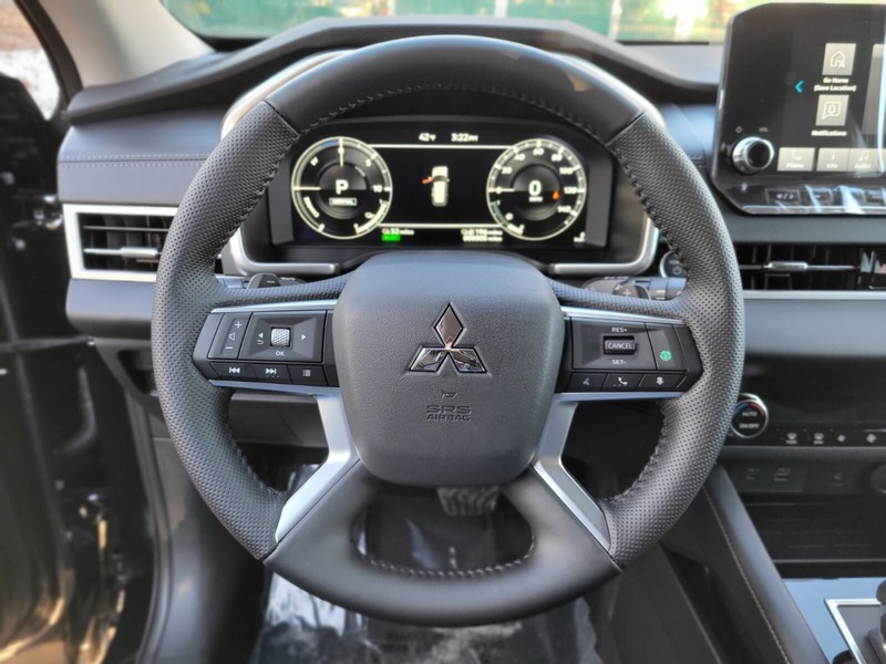 Mitsubishi Outlander Plug-In Hybrid Vehicle Full-screen Gallery Image 23