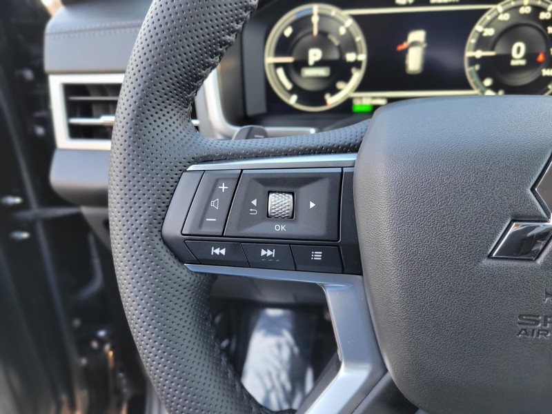 Mitsubishi Outlander Plug-In Hybrid Vehicle Full-screen Gallery Image 24