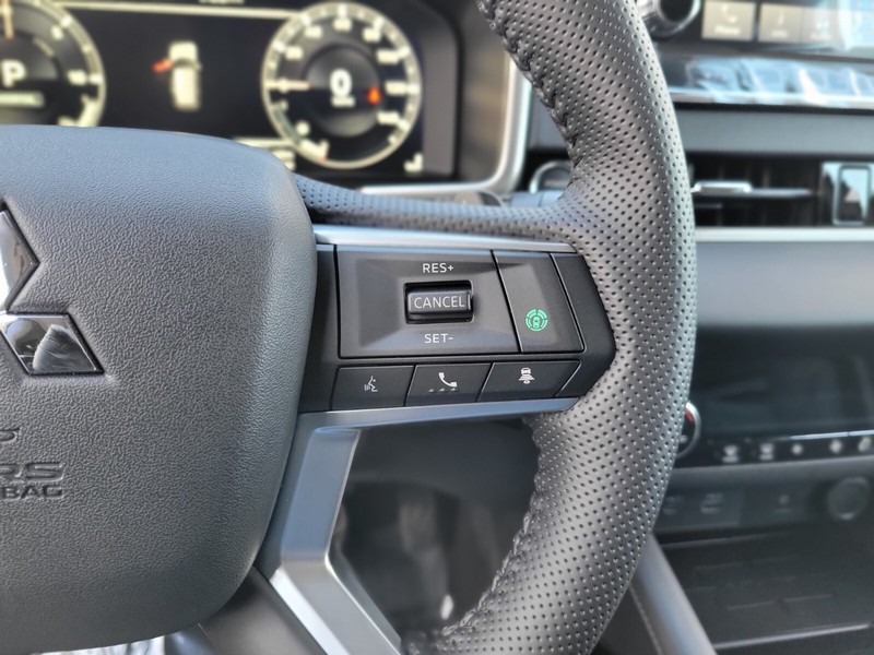 Mitsubishi Outlander Plug-In Hybrid Vehicle Full-screen Gallery Image 25