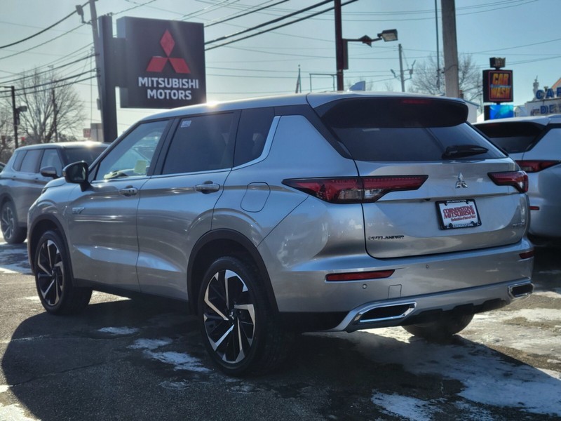 Mitsubishi Outlander Plug-In Hybrid Vehicle Full-screen Gallery Image 03
