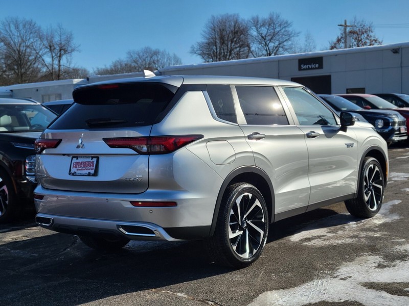 Mitsubishi Outlander Plug-In Hybrid Vehicle Full-screen Gallery Image 05