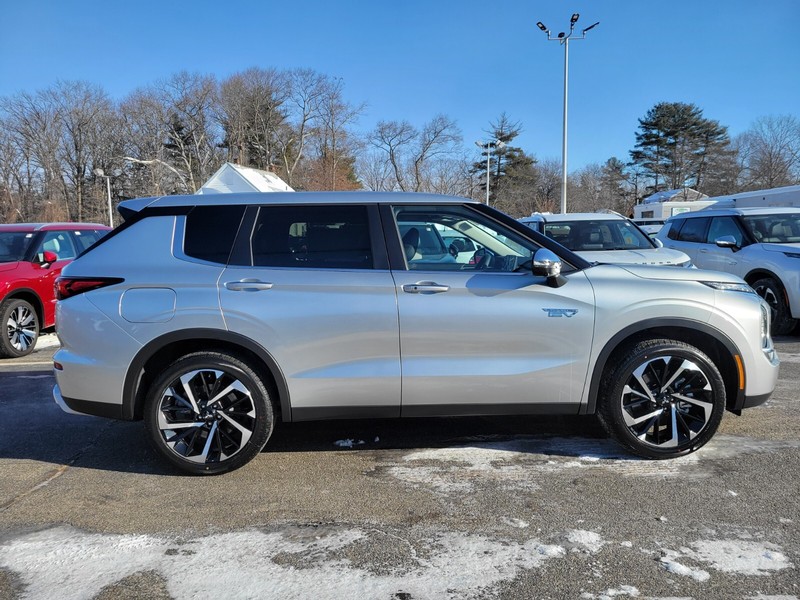 Mitsubishi Outlander Plug-In Hybrid Vehicle Full-screen Gallery Image 06