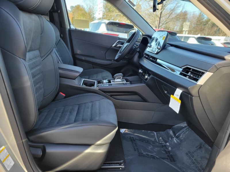 Mitsubishi Outlander Plug-In Hybrid Vehicle Full-screen Gallery Image 09