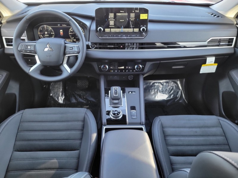 Mitsubishi Outlander Plug-In Hybrid Vehicle Full-screen Gallery Image 10