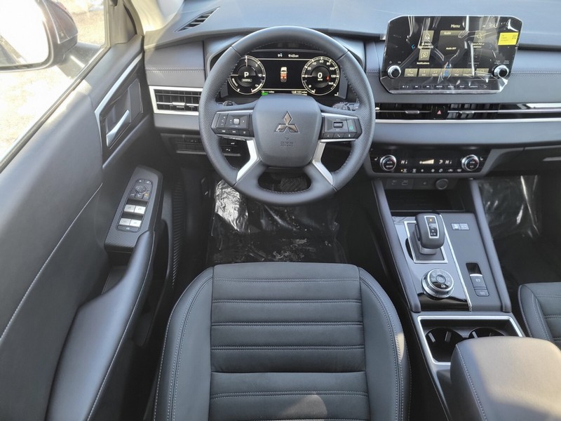 Mitsubishi Outlander Plug-In Hybrid Vehicle Full-screen Gallery Image 11