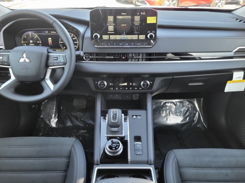 Mitsubishi Outlander Plug-In Hybrid Vehicle Full-screen Gallery Image 12