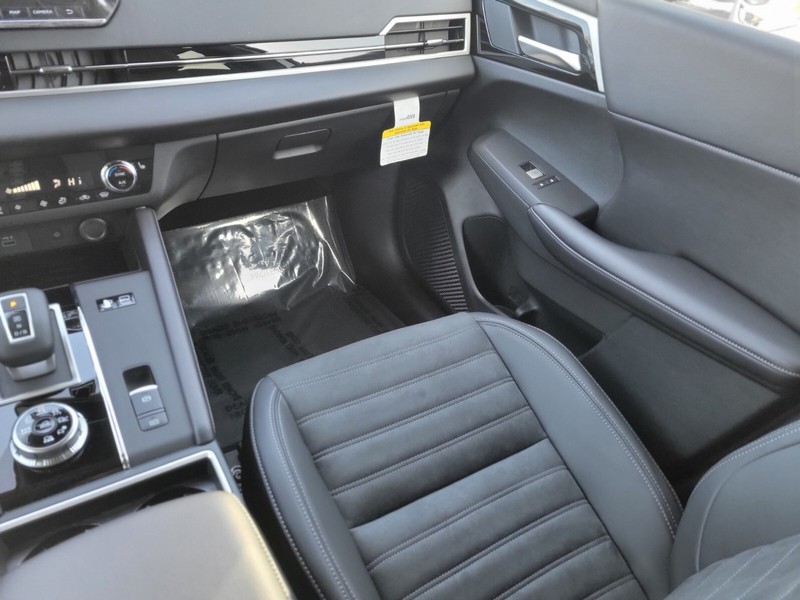 Mitsubishi Outlander Plug-In Hybrid Vehicle Full-screen Gallery Image 13