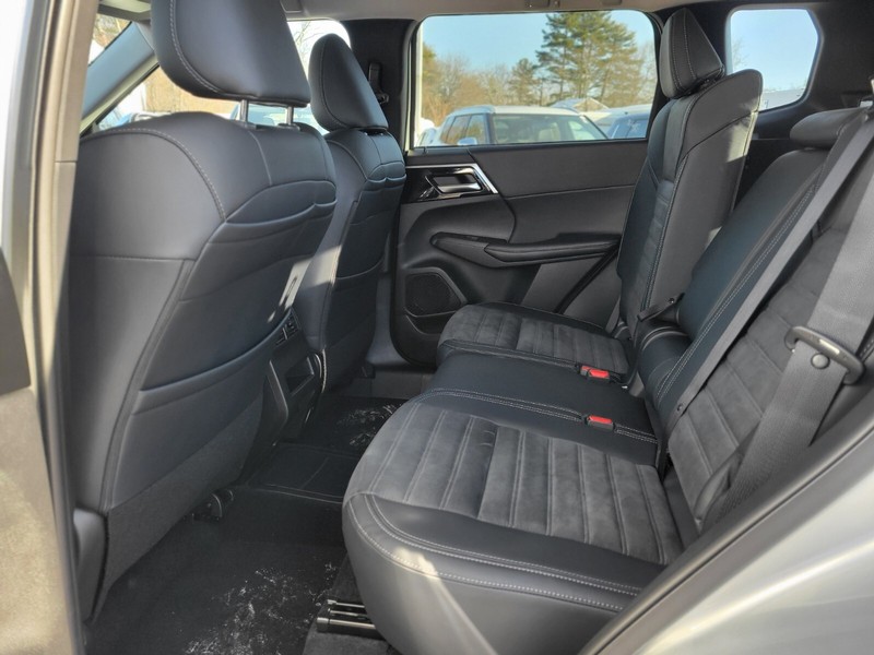 Mitsubishi Outlander Plug-In Hybrid Vehicle Full-screen Gallery Image 14