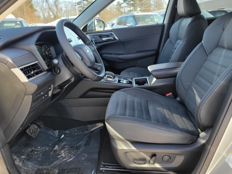 Mitsubishi Outlander Plug-In Hybrid Vehicle Full-screen Gallery Image 15