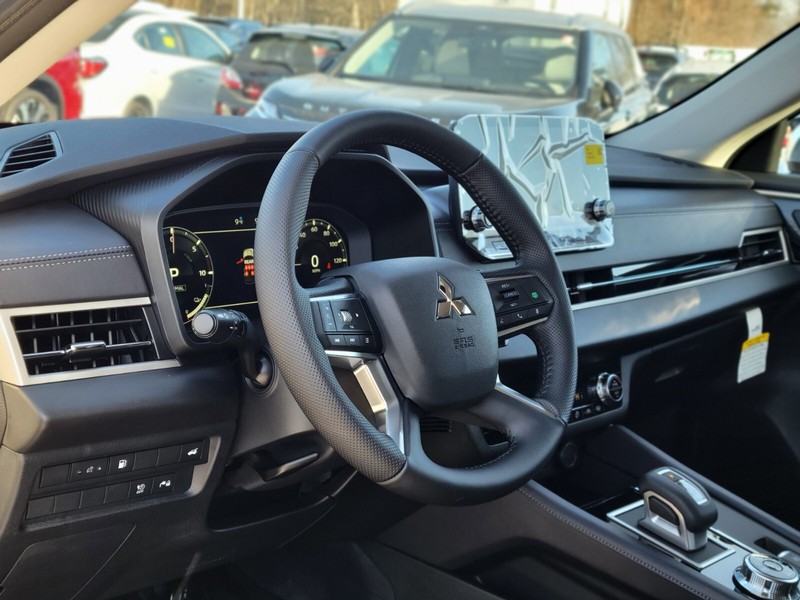 Mitsubishi Outlander Plug-In Hybrid Vehicle Full-screen Gallery Image 16