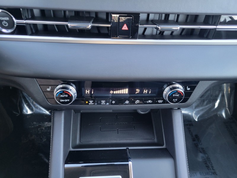 Mitsubishi Outlander Plug-In Hybrid Vehicle Full-screen Gallery Image 19