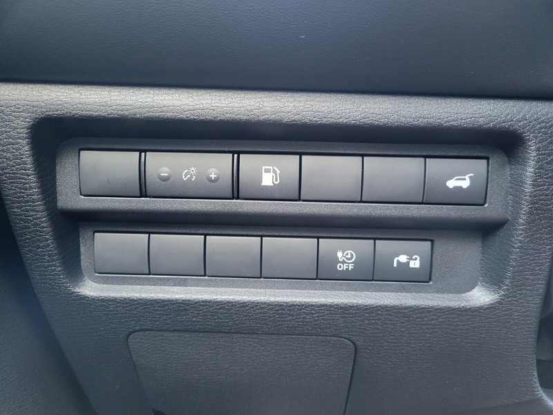 Mitsubishi Outlander Plug-In Hybrid Vehicle Full-screen Gallery Image 20