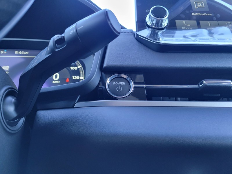 Mitsubishi Outlander Plug-In Hybrid Vehicle Full-screen Gallery Image 21