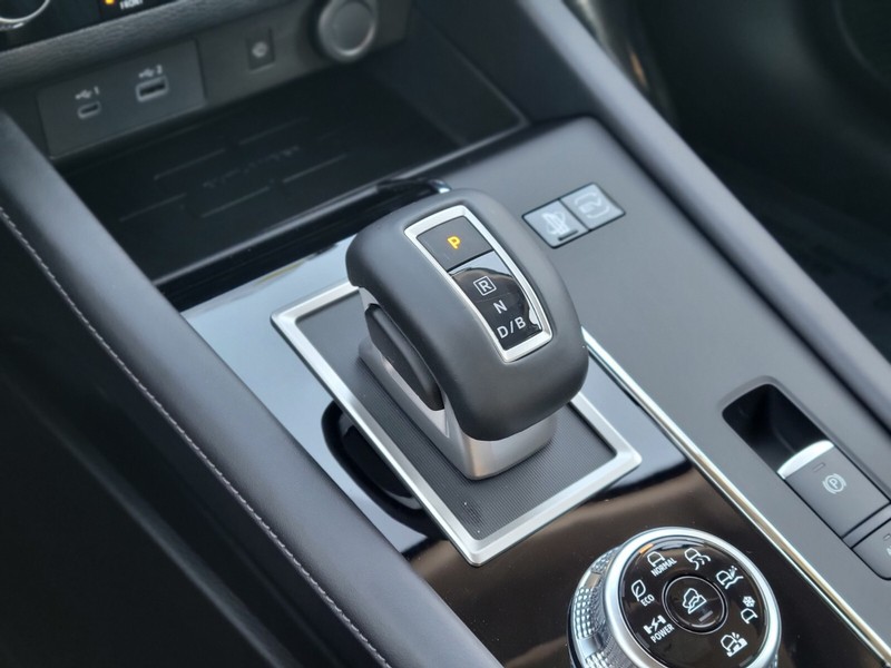 Mitsubishi Outlander Plug-In Hybrid Vehicle Full-screen Gallery Image 22