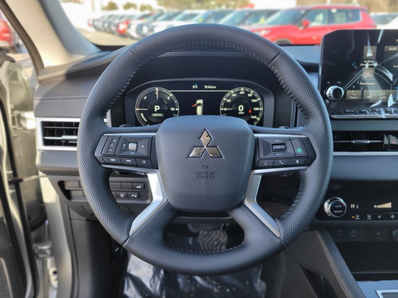 Mitsubishi Outlander Plug-In Hybrid Vehicle Full-screen Gallery Image 23