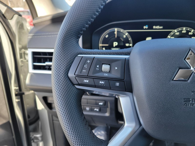 Mitsubishi Outlander Plug-In Hybrid Vehicle Full-screen Gallery Image 24