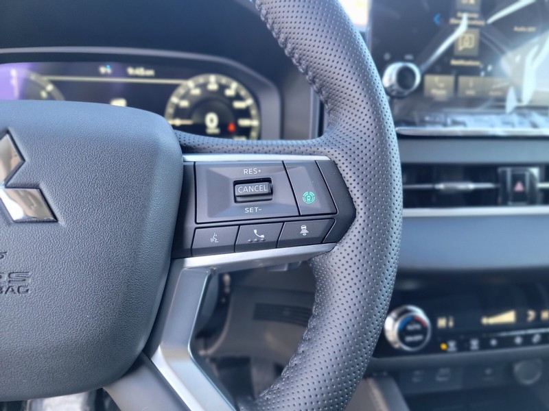 Mitsubishi Outlander Plug-In Hybrid Vehicle Full-screen Gallery Image 25