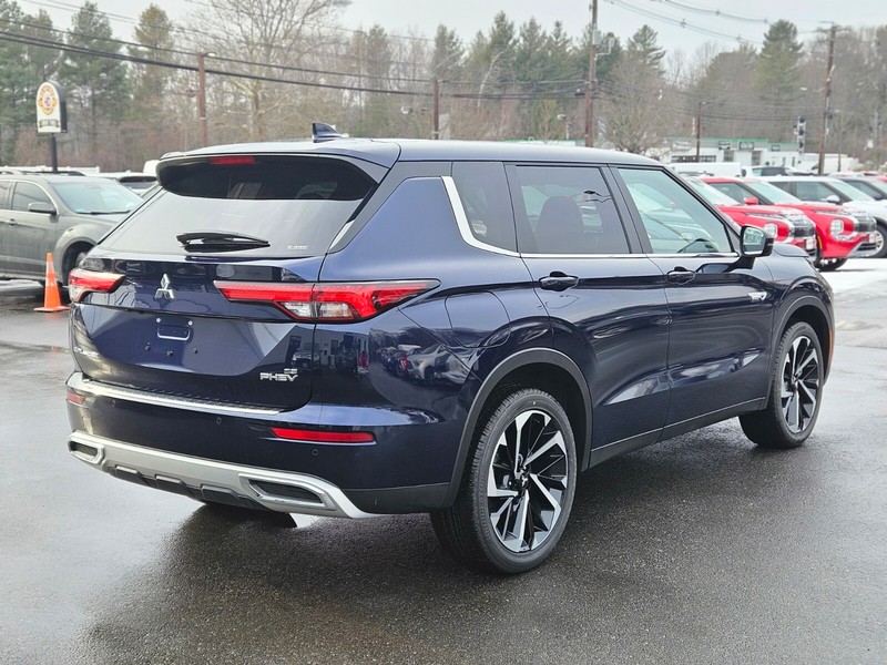 Mitsubishi Outlander Plug-In Hybrid Vehicle Full-screen Gallery Image 05
