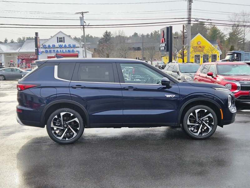 Mitsubishi Outlander Plug-In Hybrid Vehicle Full-screen Gallery Image 06