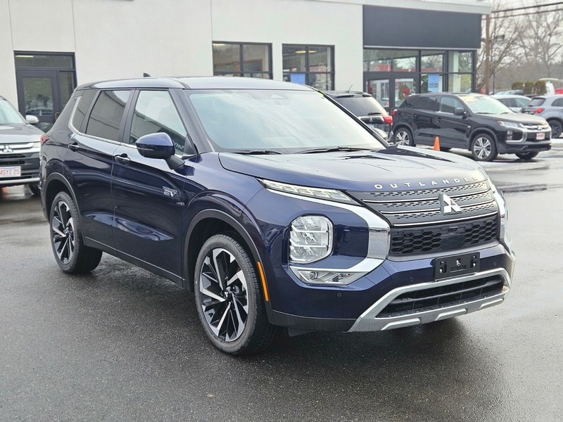 Mitsubishi Outlander Plug-In Hybrid Vehicle Full-screen Gallery Image 07