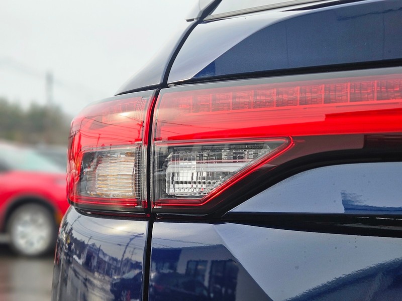 Mitsubishi Outlander Plug-In Hybrid Vehicle Full-screen Gallery Image 09