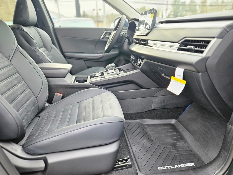 Mitsubishi Outlander Plug-In Hybrid Vehicle Full-screen Gallery Image 11