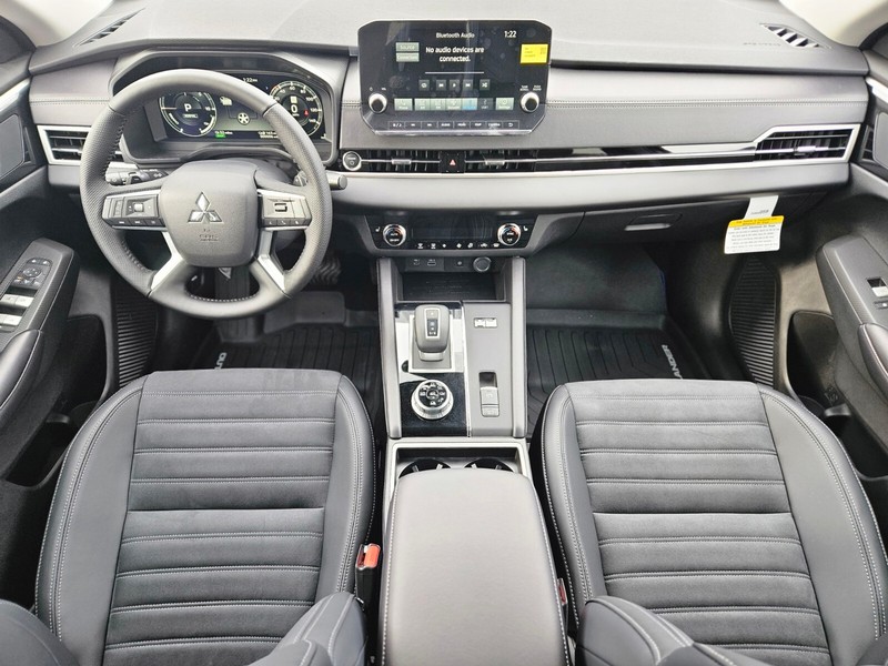 Mitsubishi Outlander Plug-In Hybrid Vehicle Full-screen Gallery Image 12