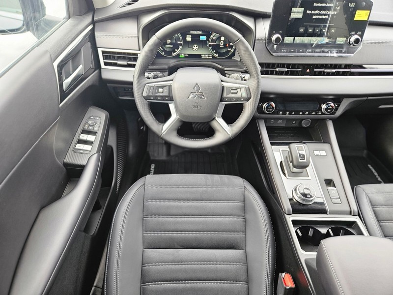 Mitsubishi Outlander Plug-In Hybrid Vehicle Full-screen Gallery Image 13