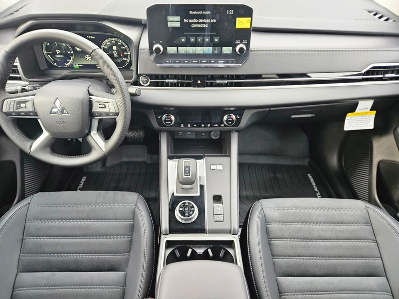 Mitsubishi Outlander Plug-In Hybrid Vehicle Full-screen Gallery Image 14