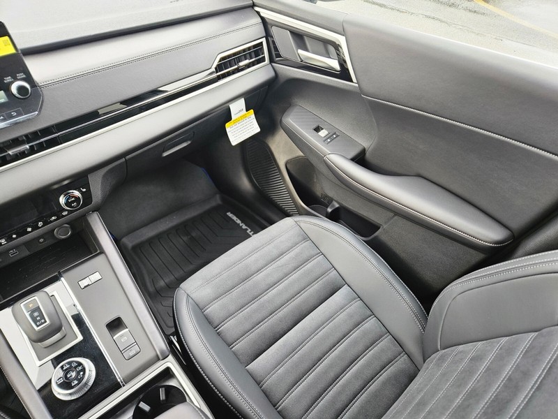 Mitsubishi Outlander Plug-In Hybrid Vehicle Full-screen Gallery Image 15