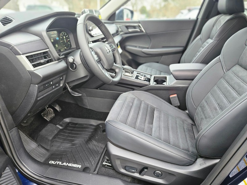 Mitsubishi Outlander Plug-In Hybrid Vehicle Full-screen Gallery Image 17