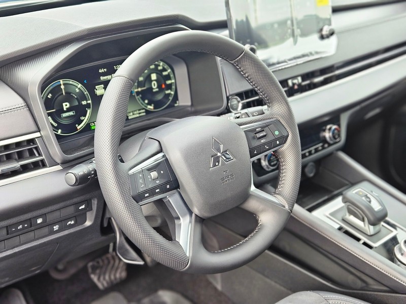 Mitsubishi Outlander Plug-In Hybrid Vehicle Full-screen Gallery Image 18