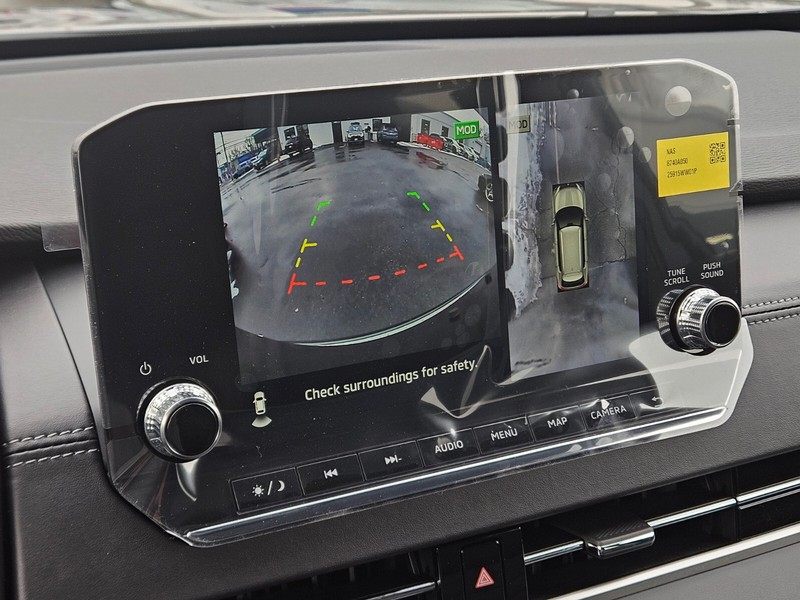 Mitsubishi Outlander Plug-In Hybrid Vehicle Full-screen Gallery Image 20