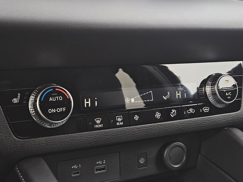 Mitsubishi Outlander Plug-In Hybrid Vehicle Full-screen Gallery Image 21